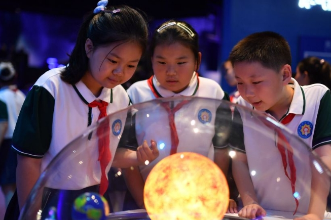 2025年秋季开学起西安中小学探索开展人工智能教育课程